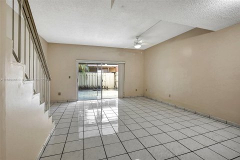 Adosado en venta en Hialeah, Florida, 2 dormitorios, 104.24 m2 № 1764803 - foto 2