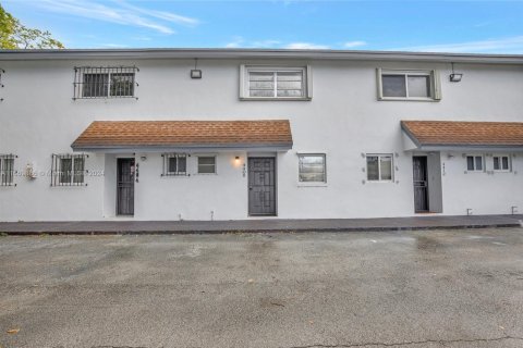 Adosado en venta en Hialeah, Florida, 2 dormitorios, 104.24 m2 № 1764803 - foto 1