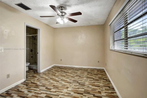 Adosado en venta en Hialeah, Florida, 2 dormitorios, 104.24 m2 № 1764803 - foto 18