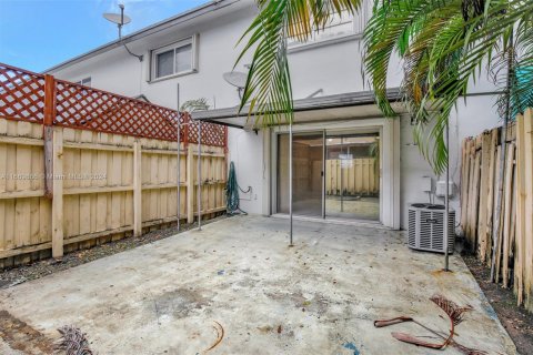 Adosado en venta en Hialeah, Florida, 2 dormitorios, 104.24 m2 № 1764803 - foto 30