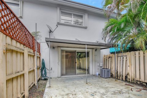 Adosado en venta en Hialeah, Florida, 2 dormitorios, 104.24 m2 № 1764803 - foto 8