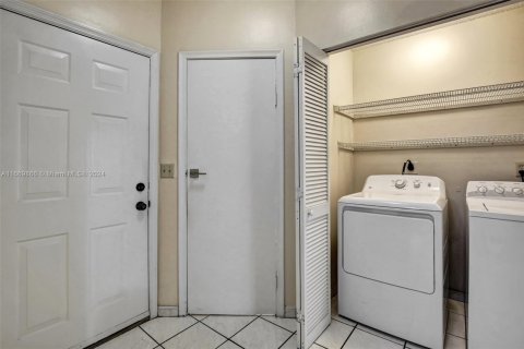 Adosado en venta en Hialeah, Florida, 2 dormitorios, 104.24 m2 № 1764803 - foto 15