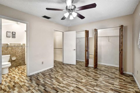 Adosado en venta en Hialeah, Florida, 2 dormitorios, 104.24 m2 № 1764803 - foto 5