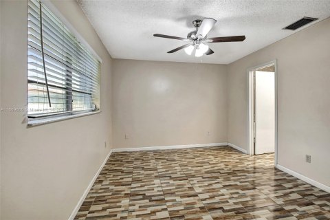 Adosado en venta en Hialeah, Florida, 2 dormitorios, 104.24 m2 № 1764803 - foto 24