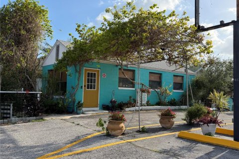 Commercial property in Saint Petersburg, Florida 274.43 sq.m. № 2142178