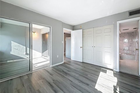 Condo in Saint Petersburg, Florida, 1 bedroom  № 1750950 - photo 16