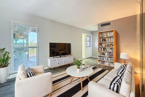 Condo in Saint Petersburg, Florida, 1 bedroom  № 1750950 - photo 7