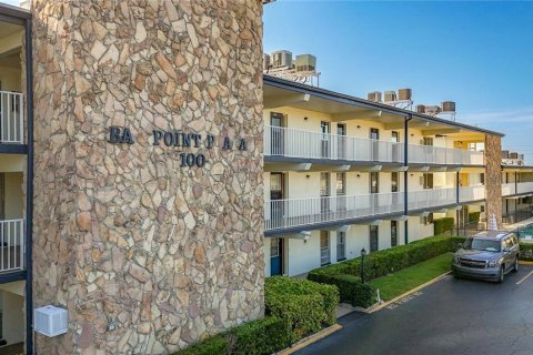 Condo in Saint Petersburg, Florida, 1 bedroom  № 1750950 - photo 1