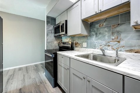 Condo in Saint Petersburg, Florida, 1 bedroom  № 1750950 - photo 13