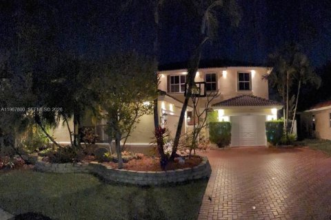 Купить виллу или дом в Пемброк-Пайнс, Флорида 4 спальни, 210.98м2, № 2029569 - фото 29