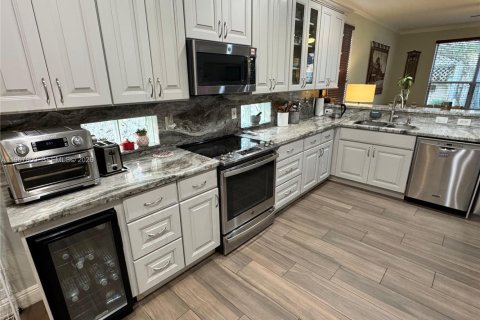 Купить виллу или дом в Пемброк-Пайнс, Флорида 4 спальни, 210.98м2, № 2029569 - фото 6