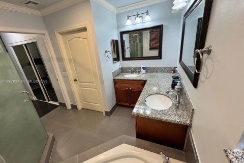 Купить виллу или дом в Пемброк-Пайнс, Флорида 4 спальни, 210.98м2, № 2029569 - фото 19