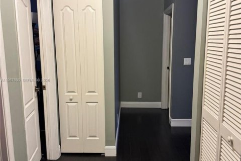 Купить виллу или дом в Пемброк-Пайнс, Флорида 4 спальни, 210.98м2, № 2029569 - фото 21