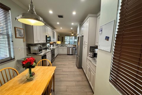 Купить виллу или дом в Пемброк-Пайнс, Флорида 4 спальни, 210.98м2, № 2029569 - фото 5