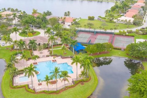 Купить виллу или дом в Пемброк-Пайнс, Флорида 4 спальни, 210.98м2, № 2029569 - фото 30