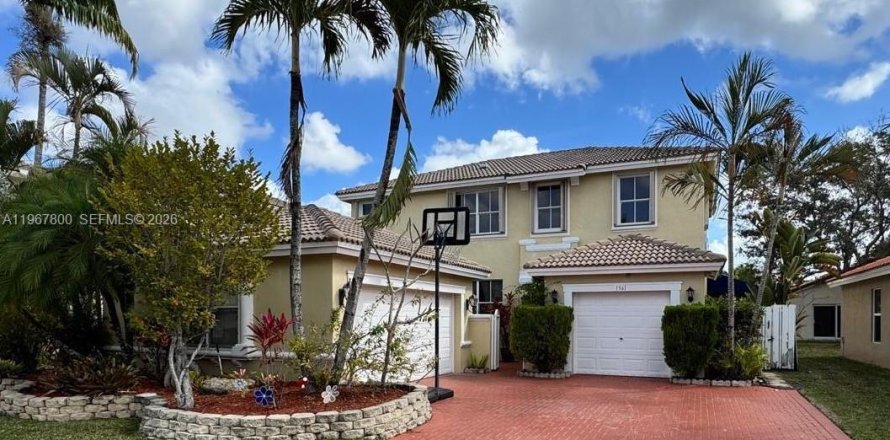 Дом в Пемброк-Пайнс, Флорида 4 спальни, 210.98м2 № 2029569