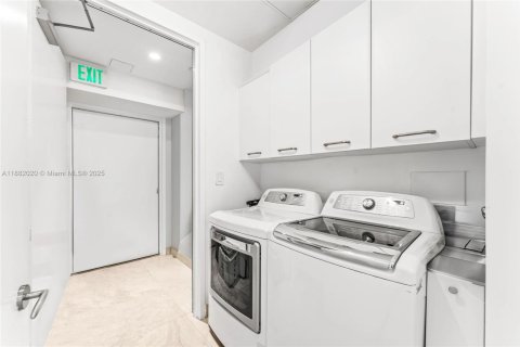 Condo in Sunny Isles Beach, Florida, 4 bedrooms  № 2013651 - photo 30