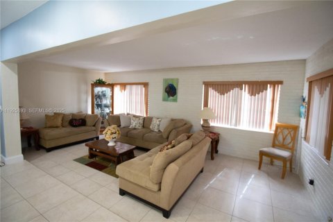 Casa en venta en Miami, Florida, 3 dormitorios, 161.19 m2 № 1984316 - foto 19