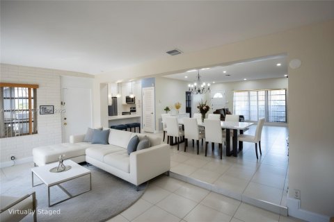 Casa en venta en Miami, Florida, 3 dormitorios, 161.19 m2 № 1984316 - foto 3