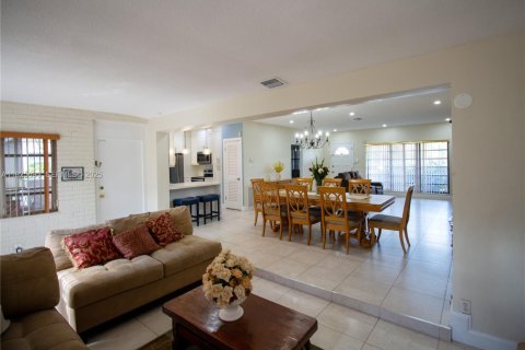 Casa en venta en Miami, Florida, 3 dormitorios, 161.19 m2 № 1984316 - foto 17