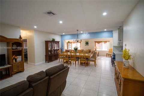 Casa en venta en Miami, Florida, 3 dormitorios, 161.19 m2 № 1984316 - foto 12