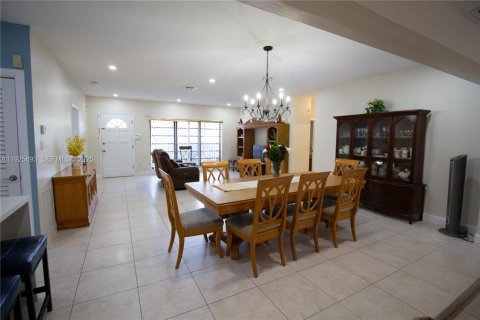 Casa en venta en Miami, Florida, 3 dormitorios, 161.19 m2 № 1984316 - foto 18