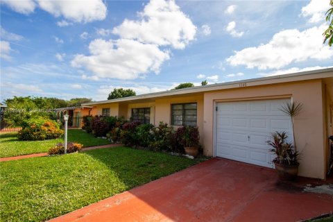 Casa en venta en Miami, Florida, 3 dormitorios, 161.19 m2 № 1984316 - foto 2