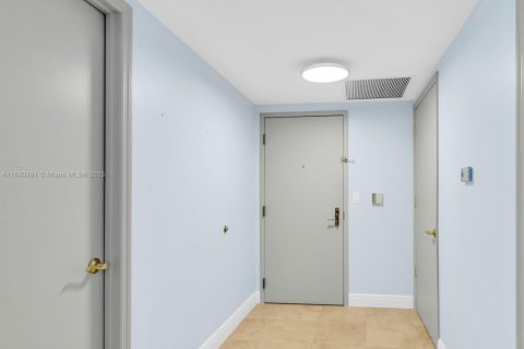 Copropriété à vendre à Bal Harbour, Floride: 3 chambres, 162.58 m2 № 1940772 - photo 13