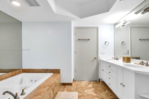 Copropriété à vendre à Bal Harbour, Floride: 3 chambres, 162.58 m2 № 1940772 - photo 30