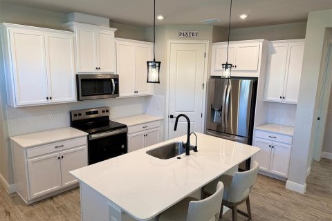 House in Wesley Chapel, Florida 3 bedrooms, 158.03 sq.m. № 2167413 - photo 2
