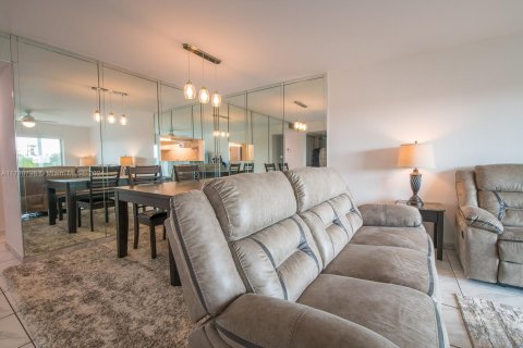 Condo in Hollywood, Florida, 2 bedrooms  № 1463306 - photo 10