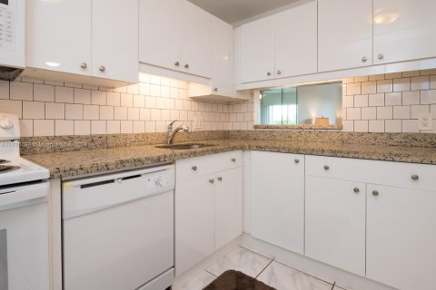 Condo in Hollywood, Florida, 2 bedrooms  № 1463306 - photo 12