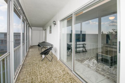Condo in Hollywood, Florida, 2 bedrooms  № 1463306 - photo 9