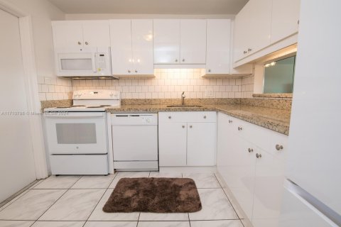 Condo in Hollywood, Florida, 2 bedrooms  № 1463306 - photo 11