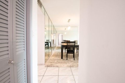 Condo in Hollywood, Florida, 2 bedrooms  № 1463306 - photo 14
