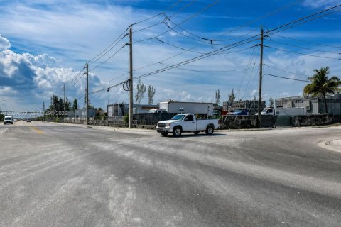 Propiedad comercial en venta en Medley, Florida № 2153637 - foto 3