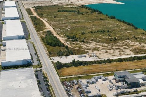 Propiedad comercial en venta en Medley, Florida № 2153637 - foto 4