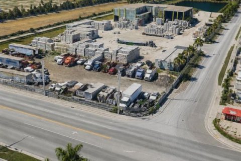Propiedad comercial en Medley, Florida № 2153637