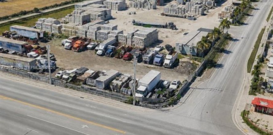 Propiedad comercial en Medley, Florida № 2153637