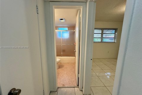 Copropriété à vendre à Hollywood, Floride: 2 chambres, 79.62 m2 № 1923248 - photo 12