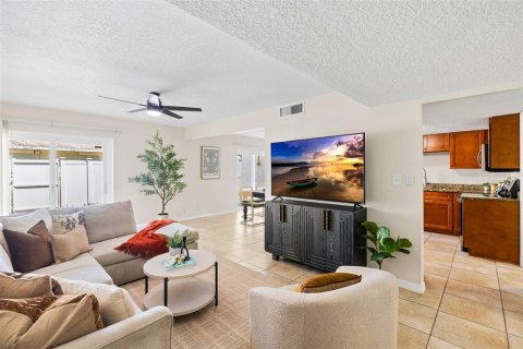 Townhouse in Pinellas Park, Florida 3 bedrooms, 139.35 sq.m. № 2220213 - photo 3