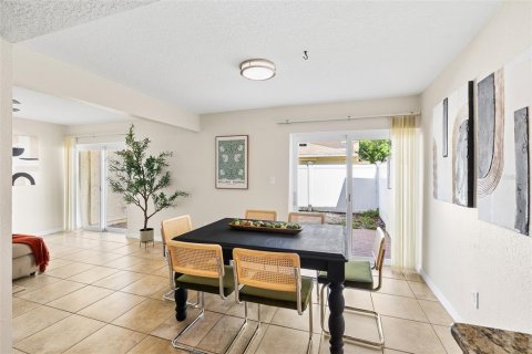 Townhouse in Pinellas Park, Florida 3 bedrooms, 139.35 sq.m. № 2220213 - photo 5