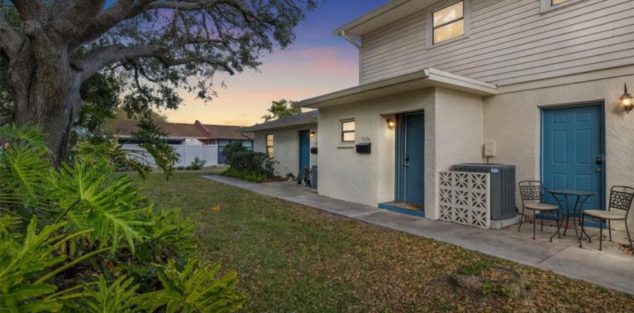 Townhouse in Pinellas Park, Florida 3 bedrooms, 139.35 sq.m. № 2220213