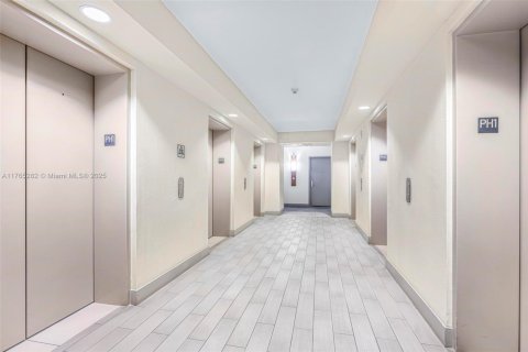 Condo in Miami, Florida, 2 bedrooms  № 1861566 - photo 2