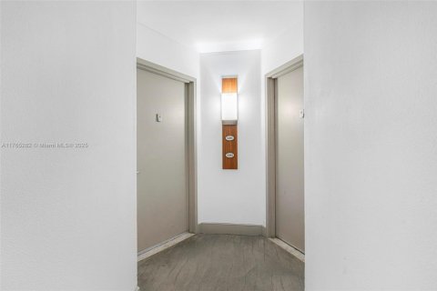 Condo in Miami, Florida, 2 bedrooms  № 1861566 - photo 3