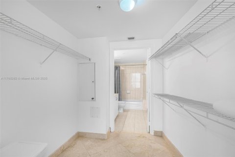 Condo in Miami, Florida, 2 bedrooms  № 1861566 - photo 17