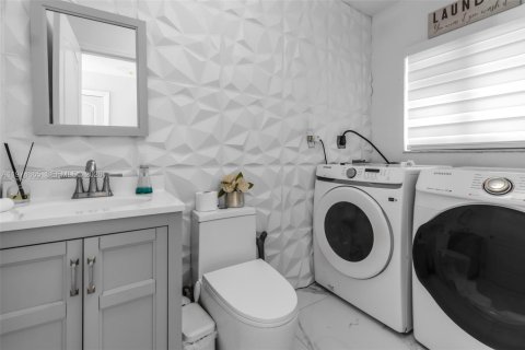 Casa en venta en Miami, Florida, 4 dormitorios, 216.65 m2 № 2038384 - foto 21