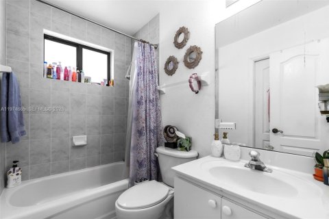 Casa en venta en Miami, Florida, 4 dormitorios, 216.65 m2 № 2038384 - foto 25