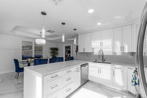 Casa en venta en Miami, Florida, 4 dormitorios, 216.65 m2 № 2038384 - foto 15