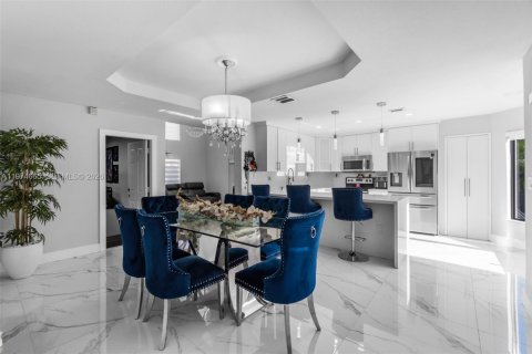 Casa en venta en Miami, Florida, 4 dormitorios, 216.65 m2 № 2038384 - foto 17